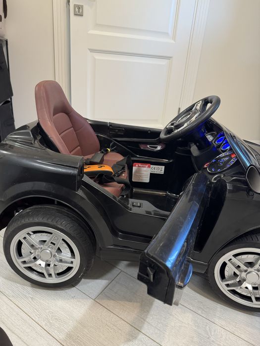 Дитячий електромобіль