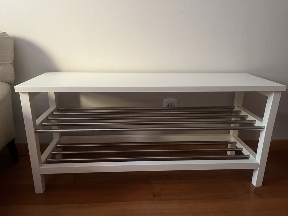 Banco com arrumacao sapatos