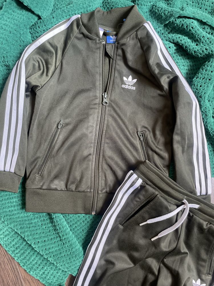Хакі оригінальний спортивний костюм adidas 3-4 років