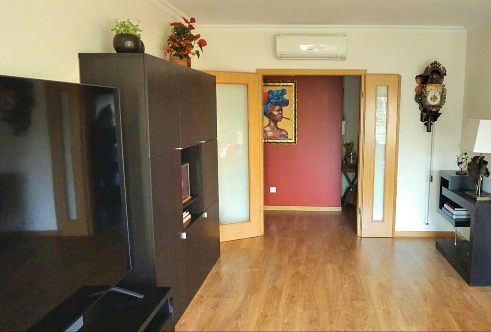 Estante com portas (preto-castanho)