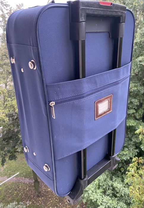 Чемодан на колесиках синий классика