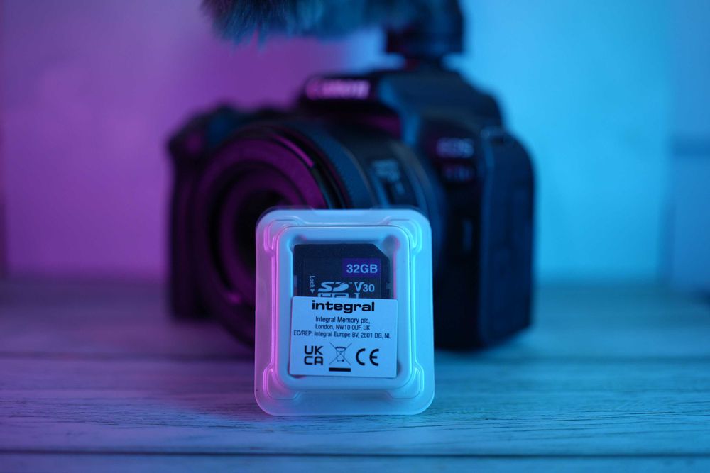 Canon R10 com objetiva RF 50mm, microfone, cartão 32GB e bolsa
