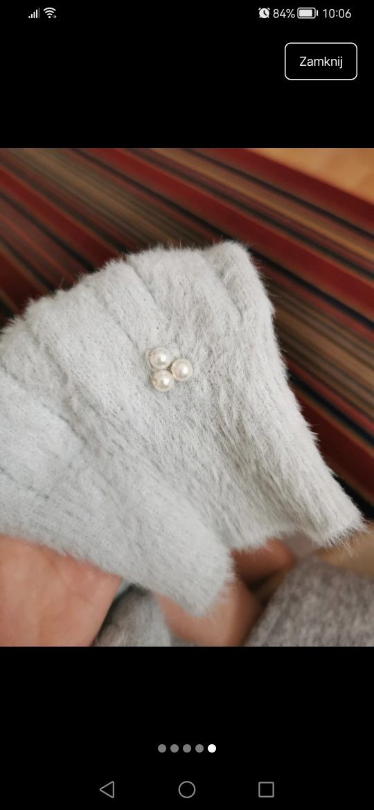 Puchaty sweter z perełkami