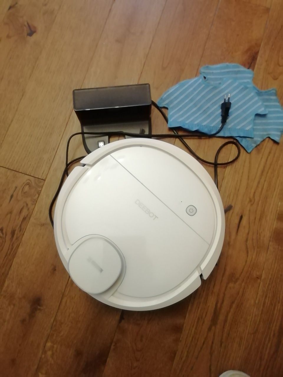 odkurzacz mopujacy 2 w 1 firmy Deebot, mało uzywany