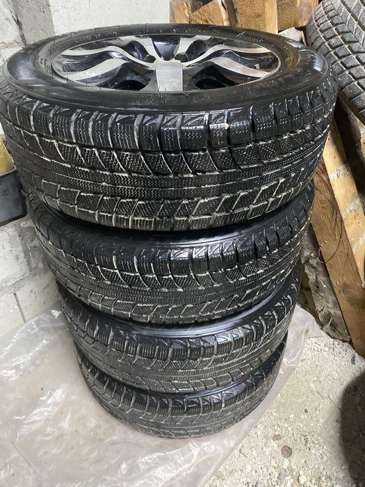 Резина зимова 215/60 R16 5×114.3 99H з титанами легкосплавні диски шин