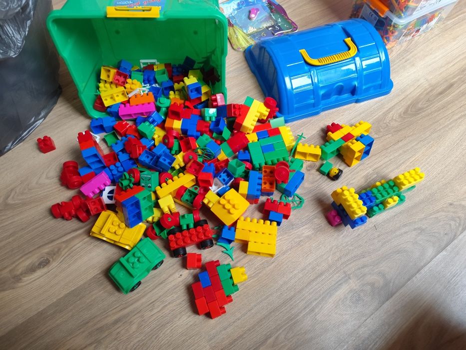 Klocki do zabawy mieszane - autka, ludziki itd