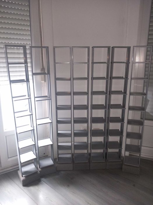 Torres para CDs em metal e base em betão (IKEA)