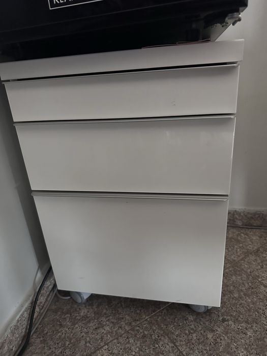 Mała szafka na kółkach