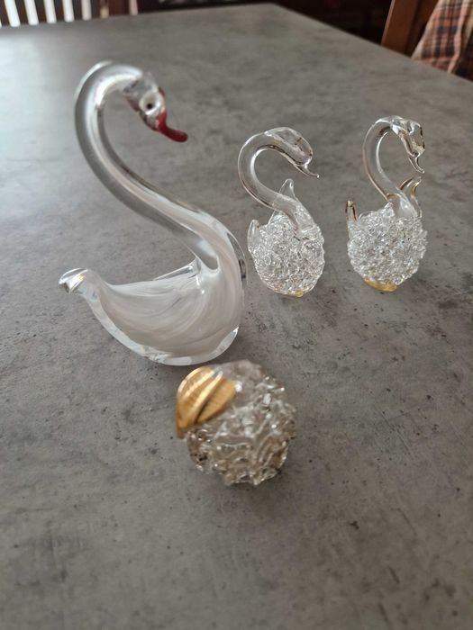 Estatuas de Gansos feitos em vidro e uma maçã