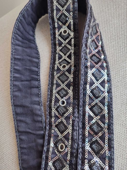 Pasek z kryształkami.