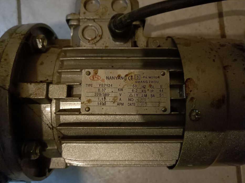 Silnik elektryczny z przekładnią ślimakową z mieszadłem i zbiornikiem