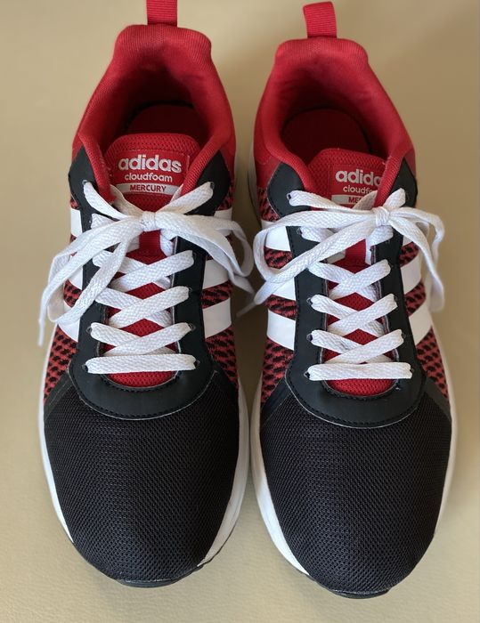 Кросівки Adidas.