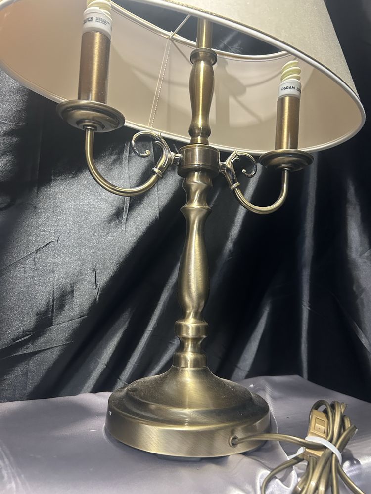 Zestaw 2 lamp stołowych – klasyczne, dwuramienne z abażurami – komplet