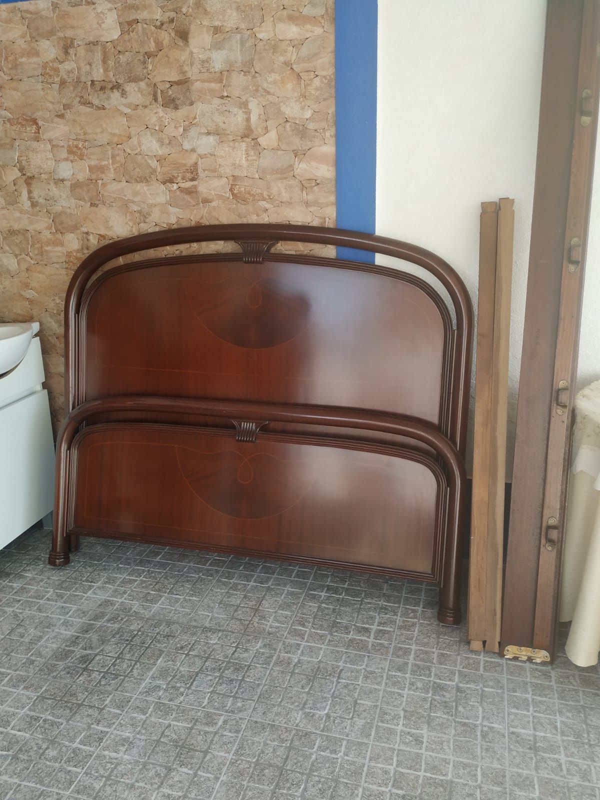 Cama de casal em madeira