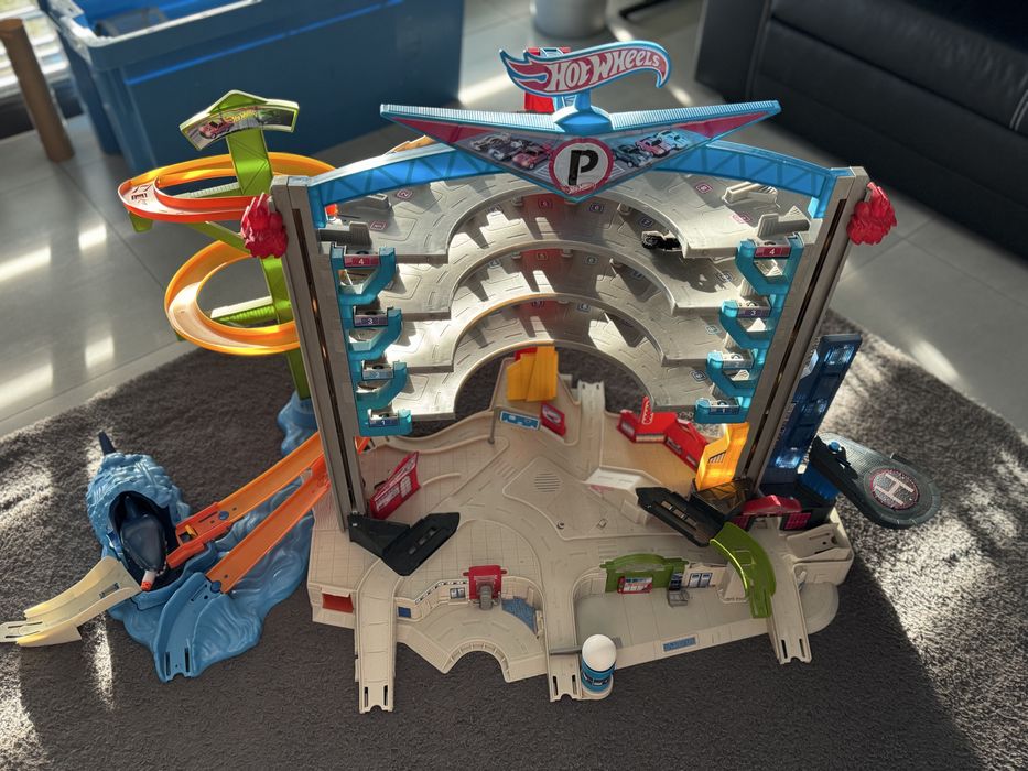 Hot Wheels Wielki Garaż Ultimate+ gratisy