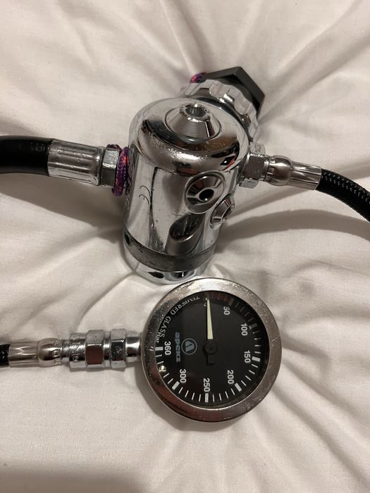 2 reguladores, 1 andar e manómetro apeks