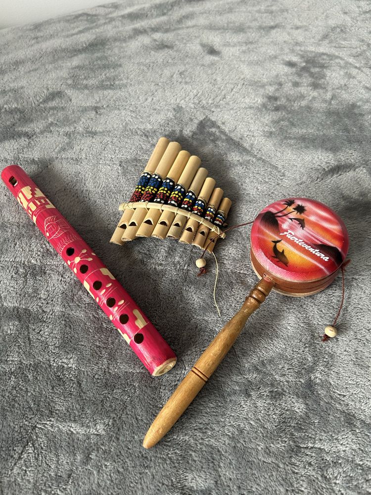 Zestaw instrumentów z Wysp kanaryjskich. Fletnia pana, bębenek