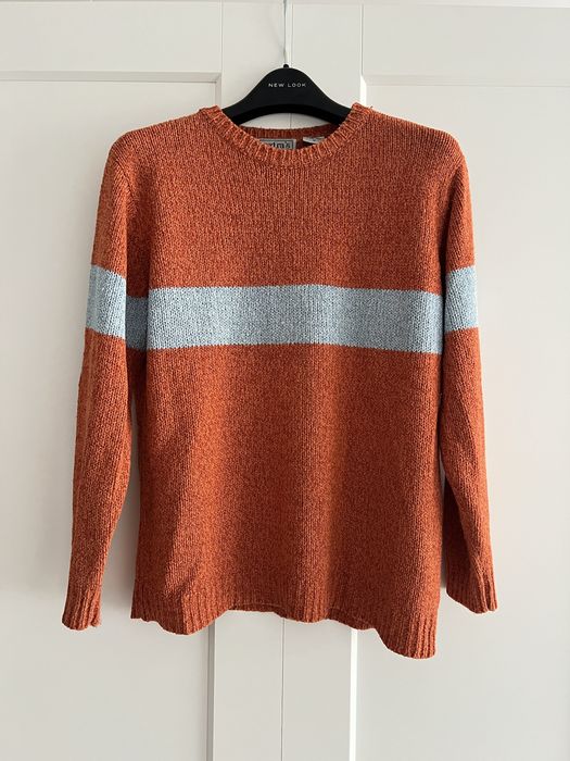 Sweter z jasnoniebieskim paskiem