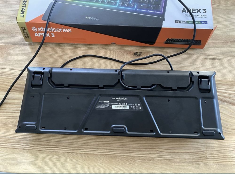 Klawiatura Steelseries APEX 3 RGB przewodowa. Podkładka pod nadgarstki
