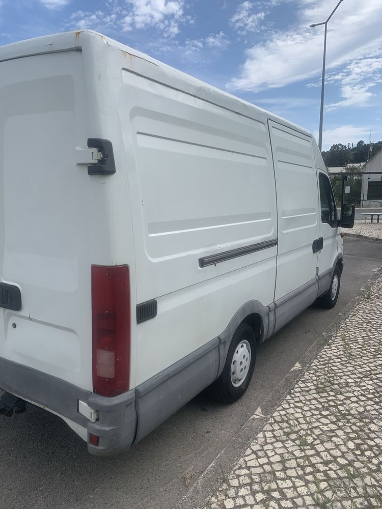 Carrinha Iveco com engate reboque