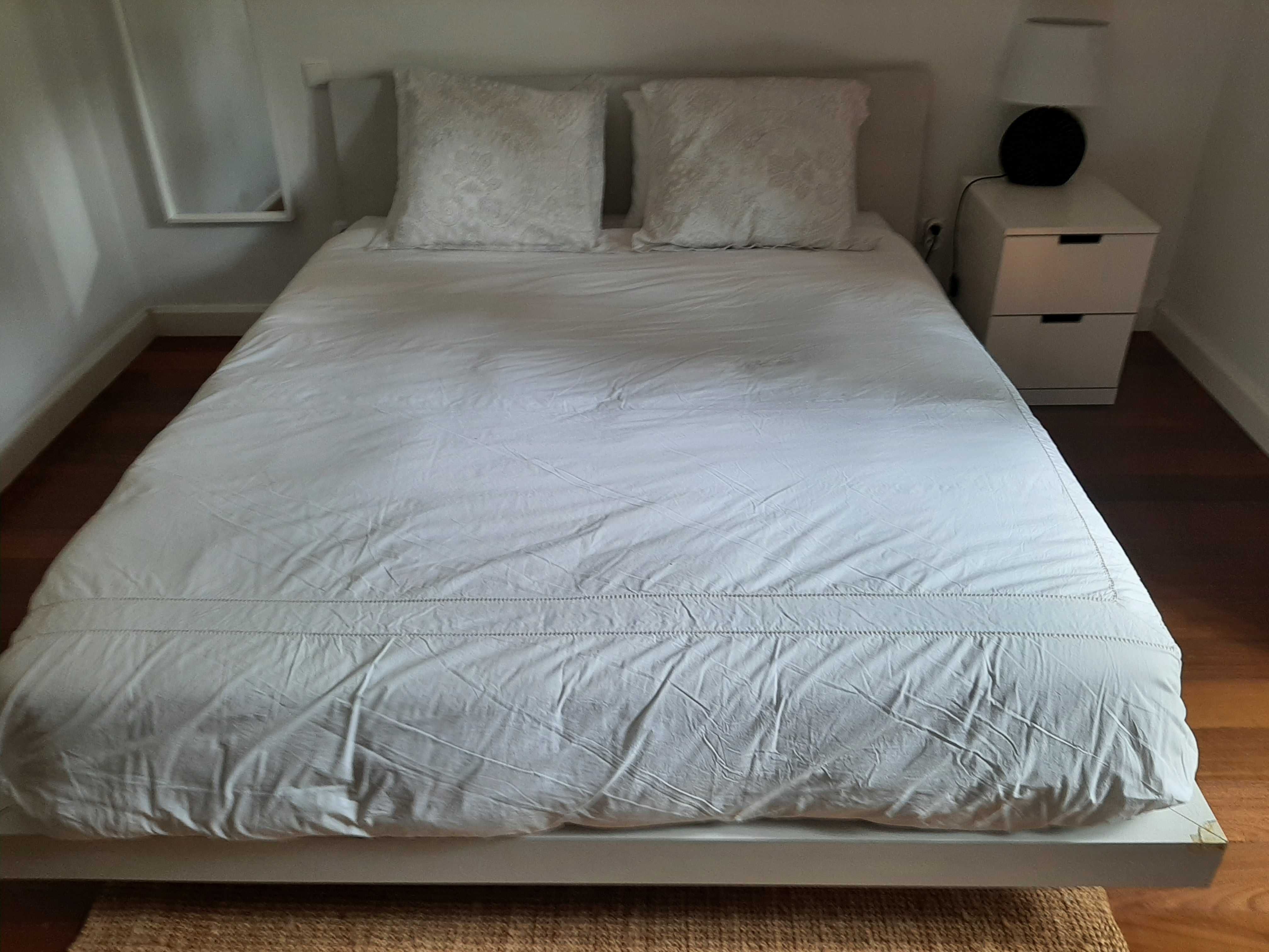 Cama de casal com estrado Interforma.