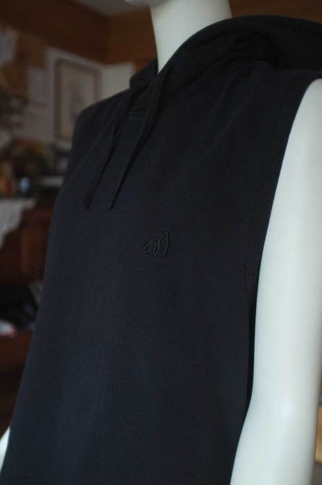 czarna bluza kangurka bezrękawnik Mouli Cobain jumper z kapturem