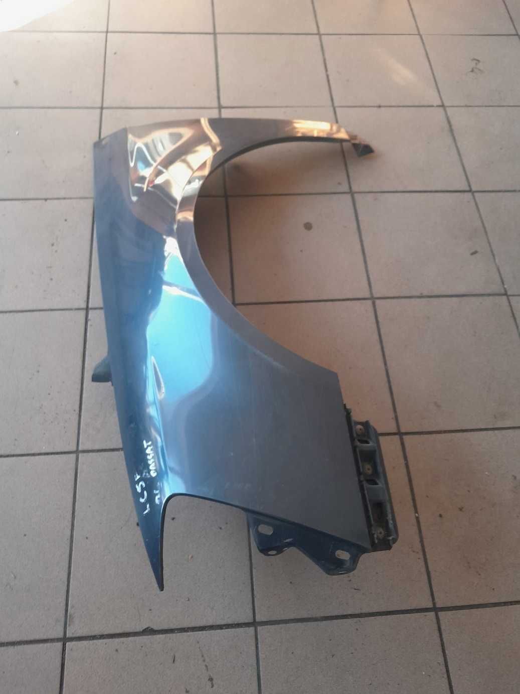 Passat B6 - błotnik lewy przód LC5F
