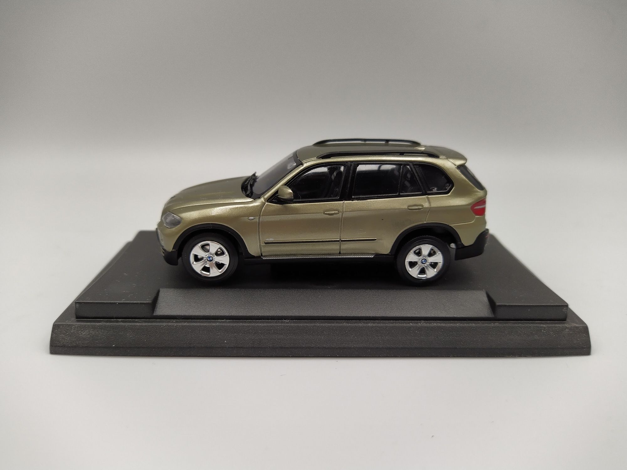 BMW X5 E70 Absolute Hot Skala 1:64