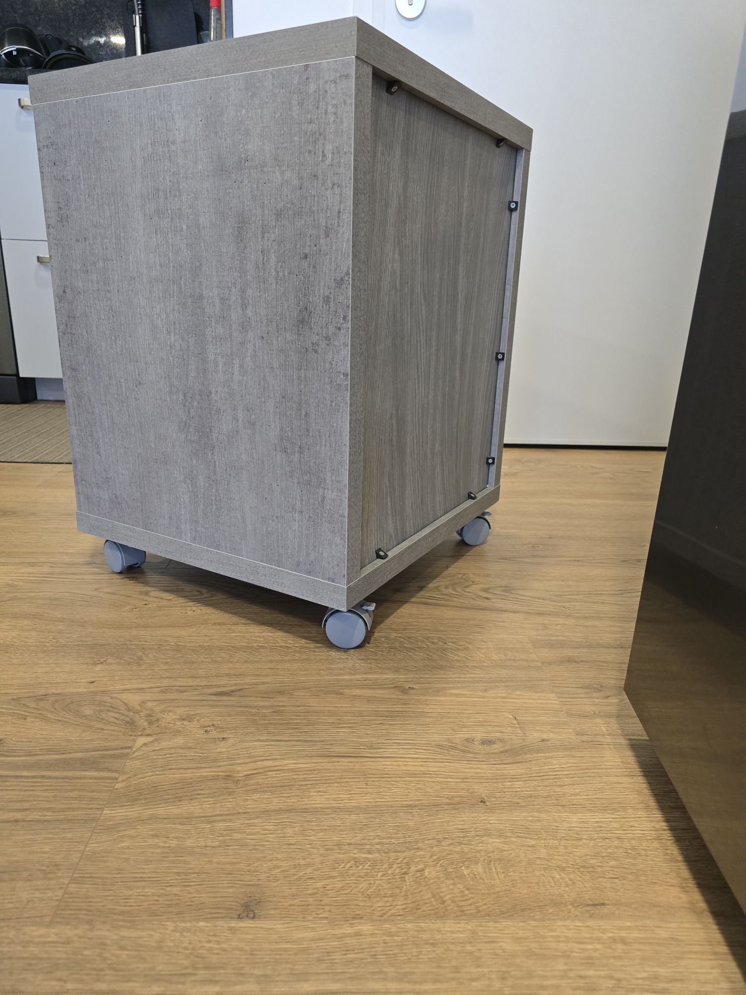 Móvel cinzento e branco com rodas