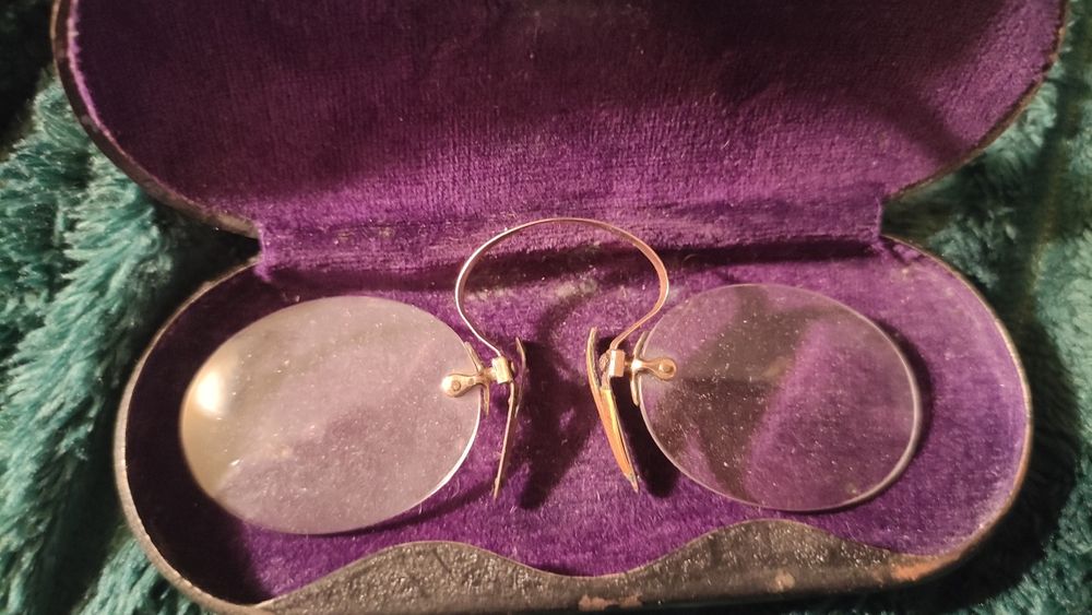 Binokle w etui zamykanym