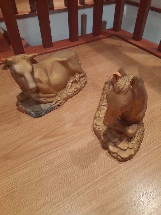 Duas figuras para enfeitar o seu presépio  o burro e a vaca.
