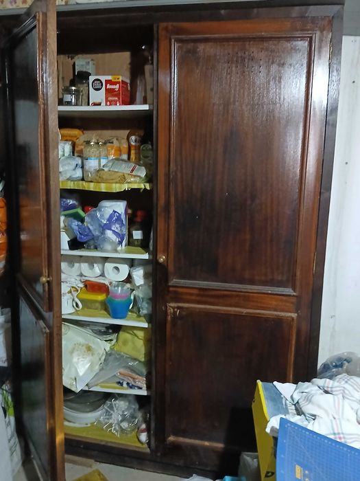 Armario com prateleiras