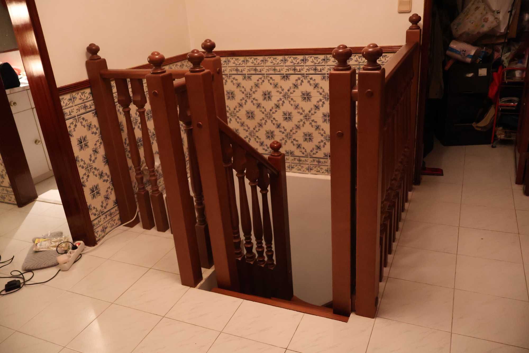 Escadas interiores italianas em madeira formato U para 2 andares