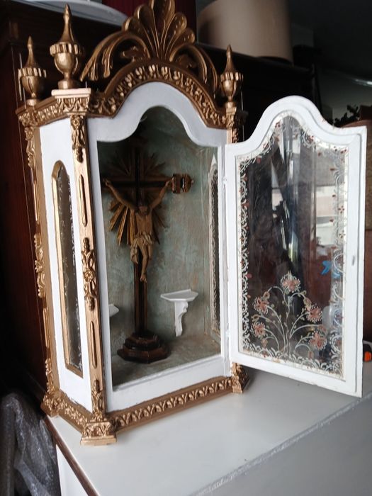 Oratório antigo com crucifixo mede 1m altura x 56 x 27 lado