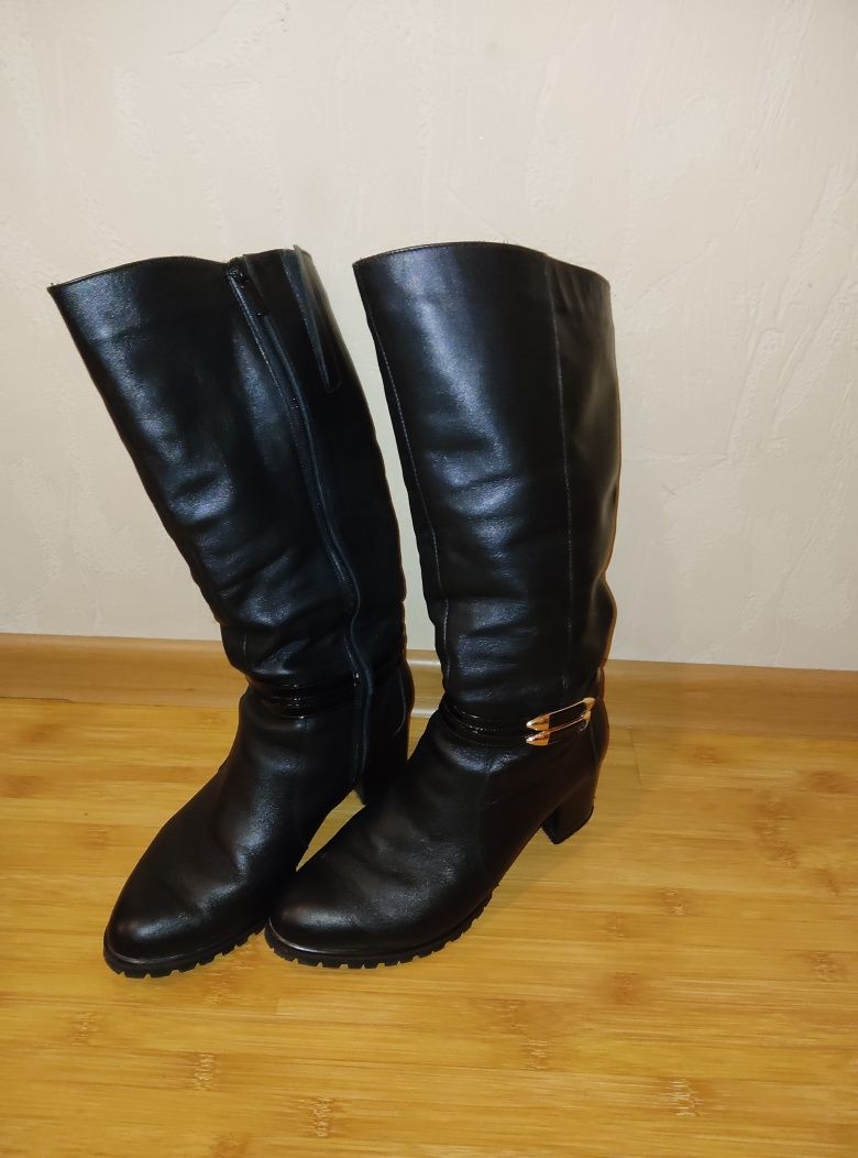 Продам кожаные женские сапоги