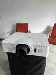 Projektor Hitachi 6000ANSI CP-WU8461 profesjonalny 1920x1200 WUXGA