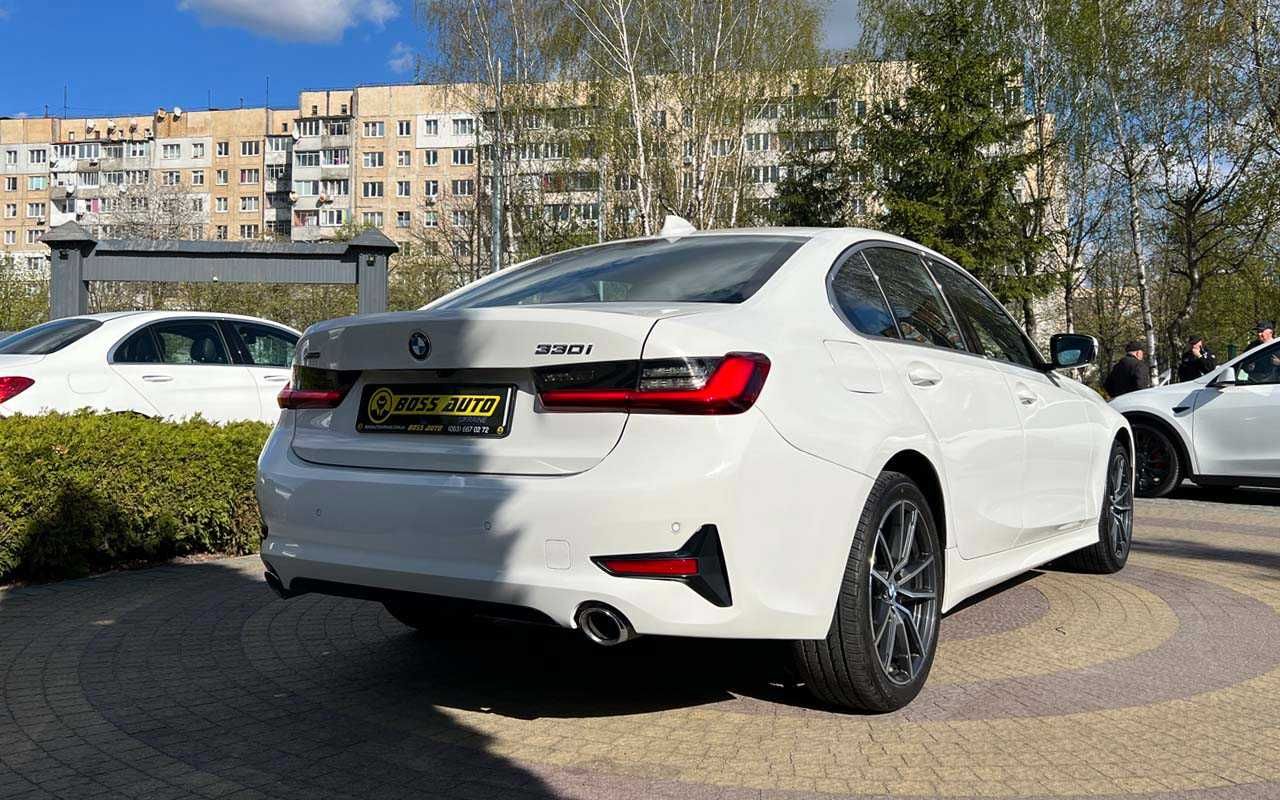 BMW 330 2019 року