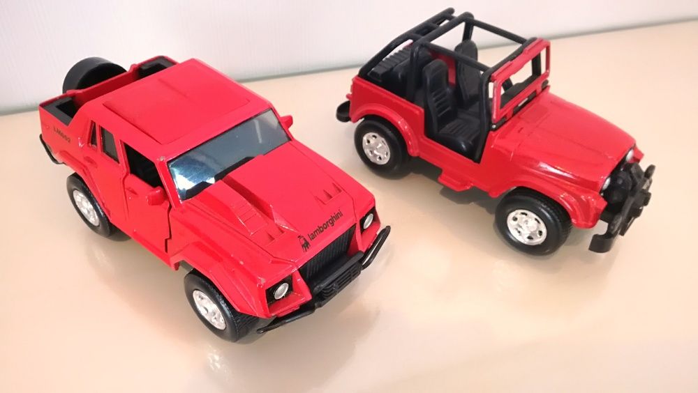 Modelos NewRay escala 1:32 Lamborghini LM-002 e Jeep CJ-7