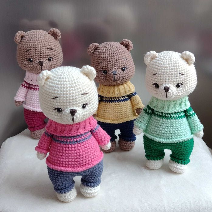 Szydełkowy miś w kolorowym ubranku