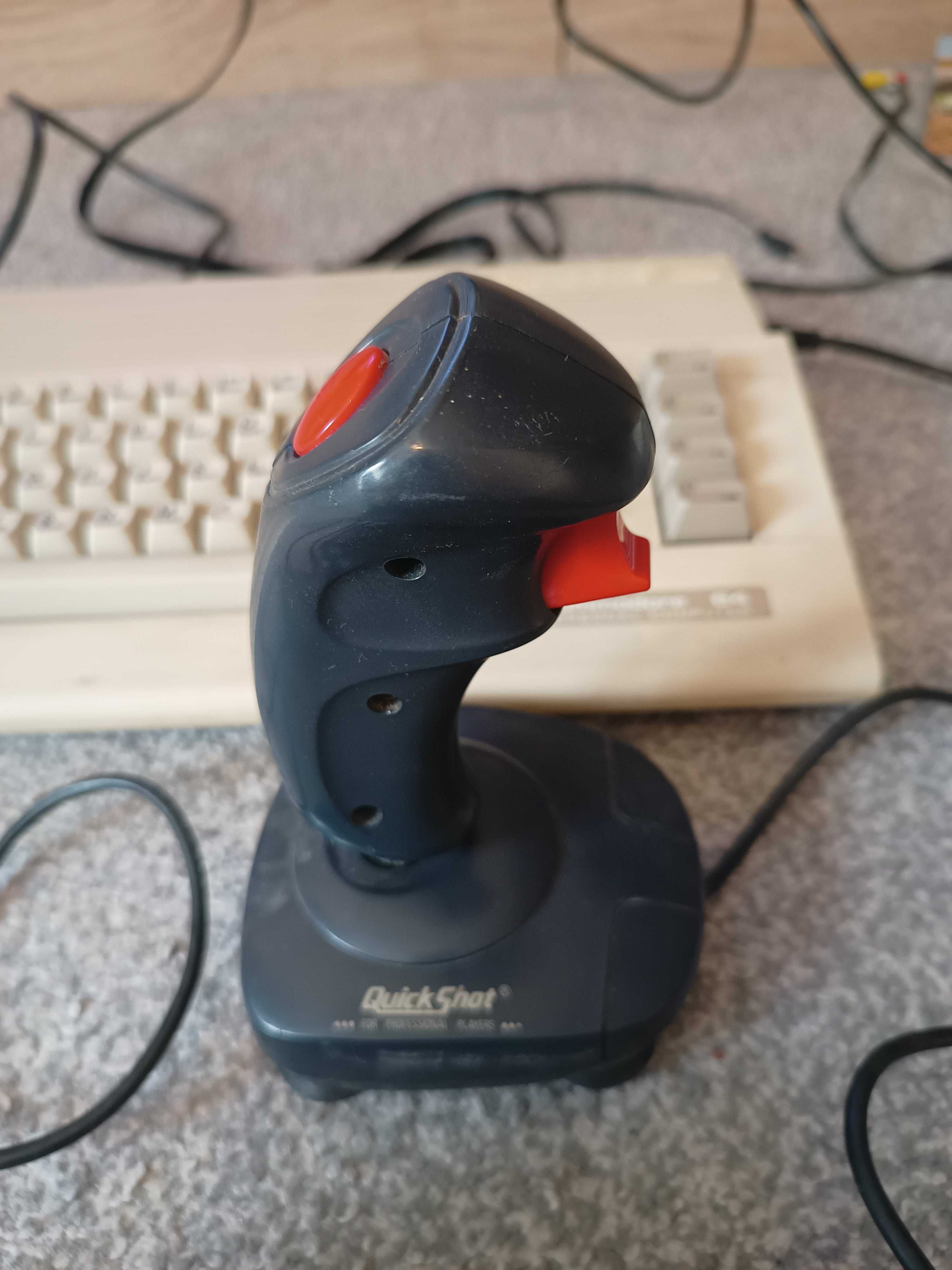 Commodore 64C zestaw retro (sprawny, joystick, Black Box, kasety)