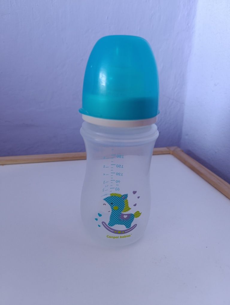 Pojemnik na mleko i butelki