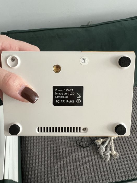 Maly projektor do ogladania przenośny telewizor