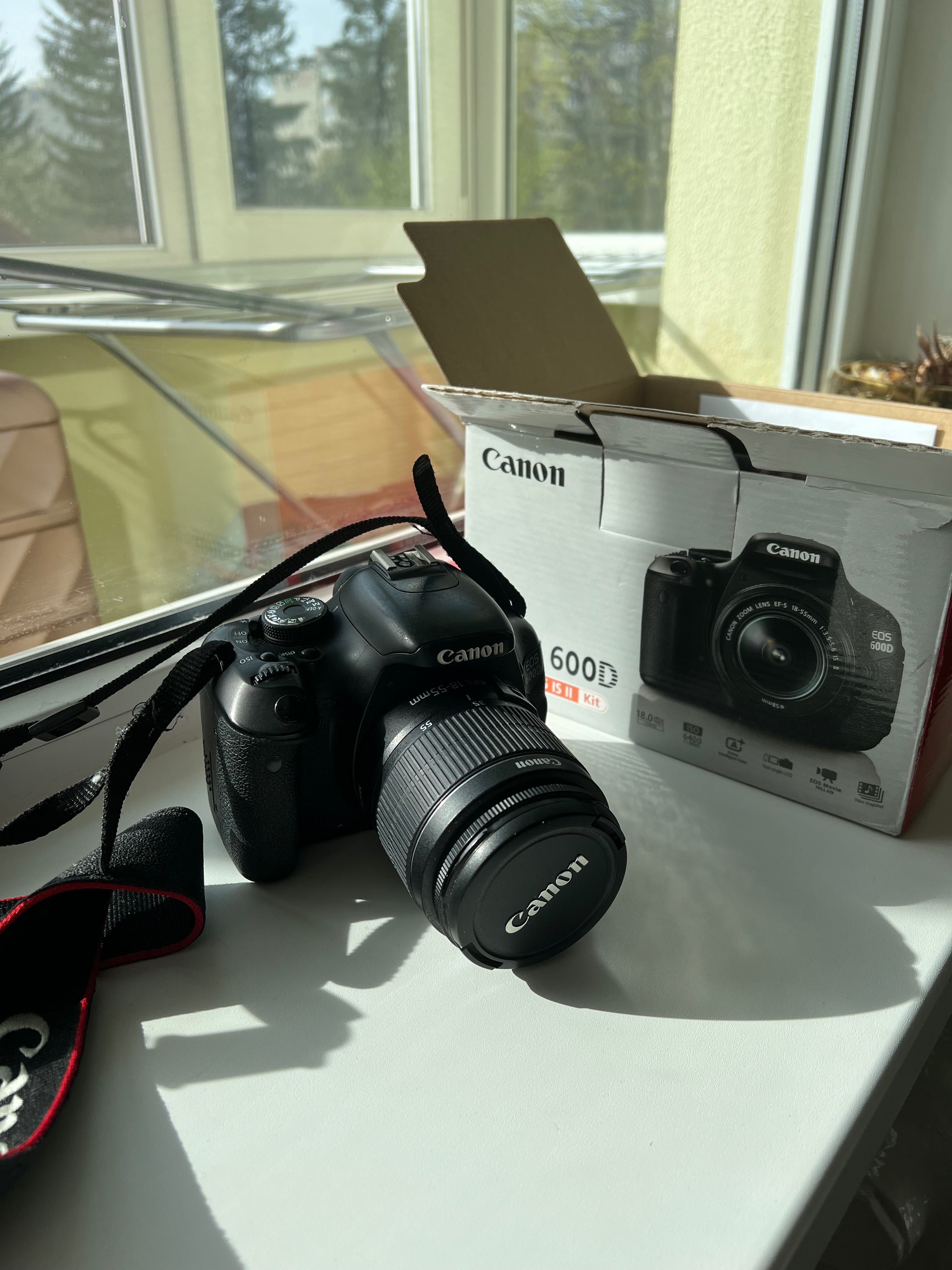 Камера Canon 600D з китовим обʼєктивом