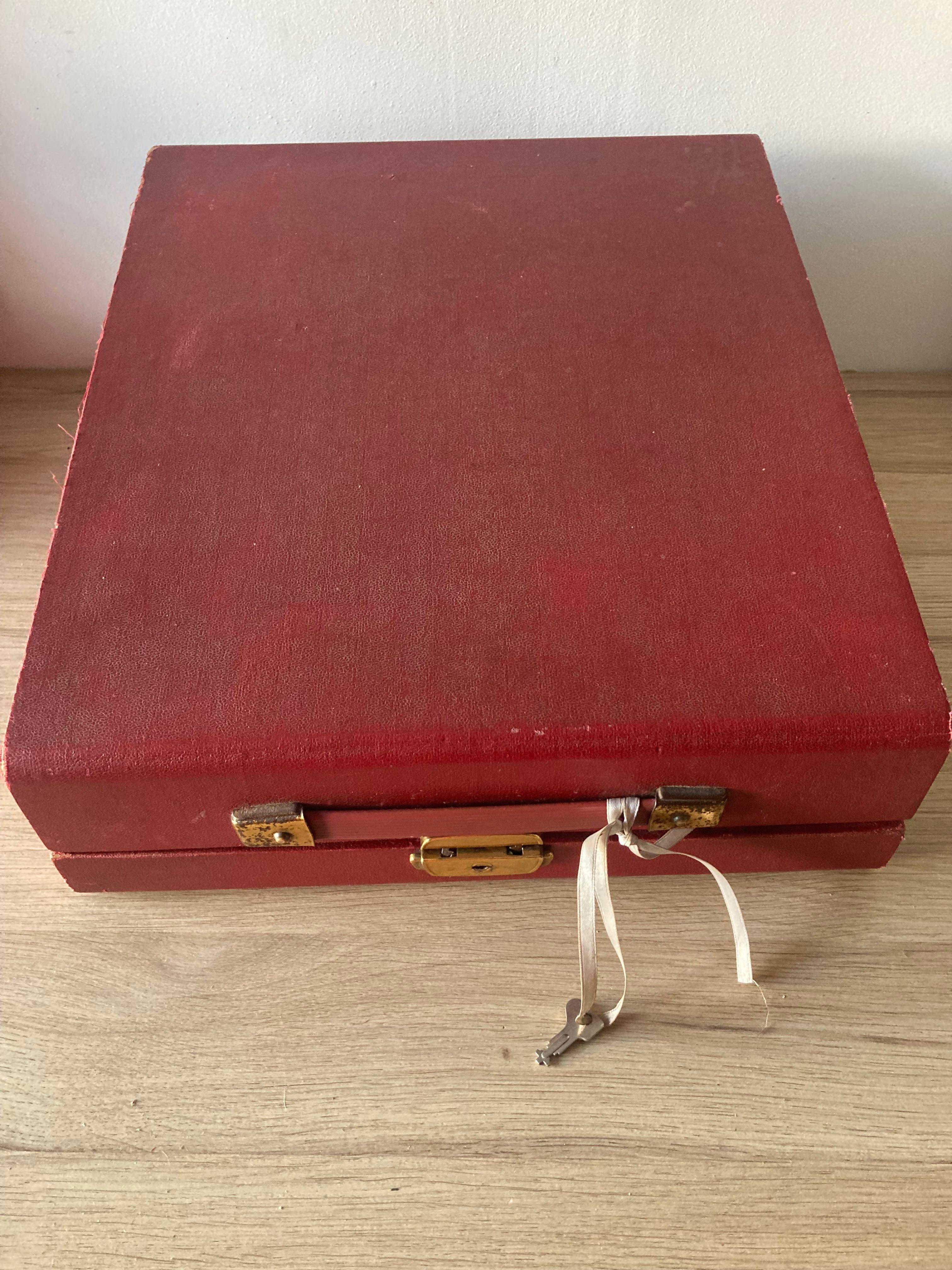 Máquina de escrever  *  Olivetti