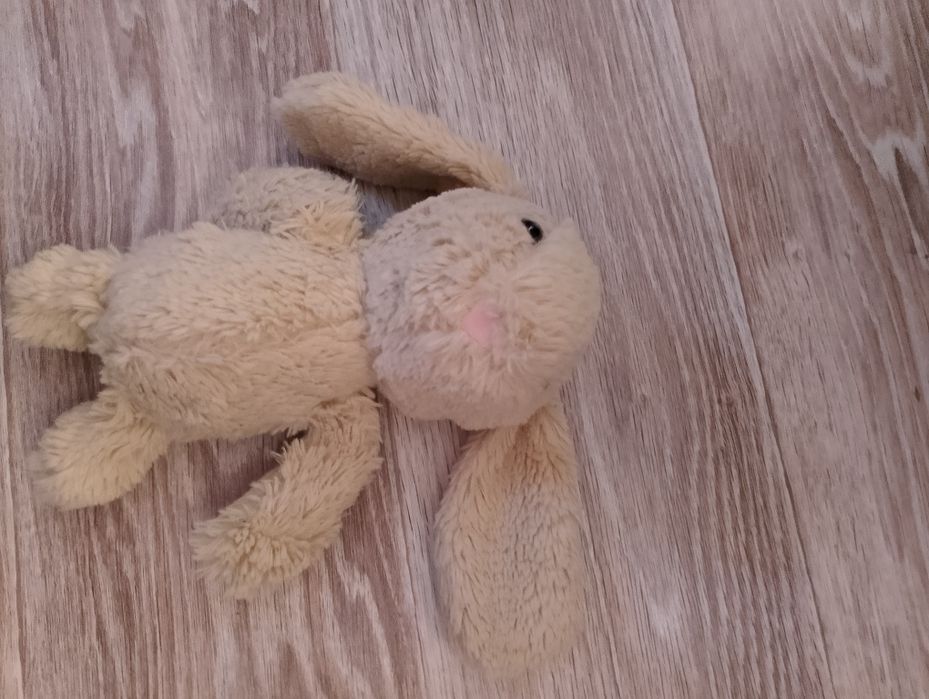 Плюшевий зайчик.