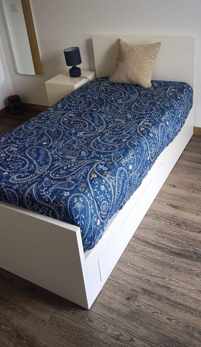 Cama solteiro e mesinha cabeceira