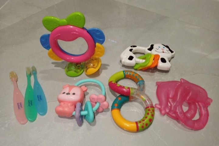 Zestaw Grzechotki Gryzaki Szczoteczki 9 elementów