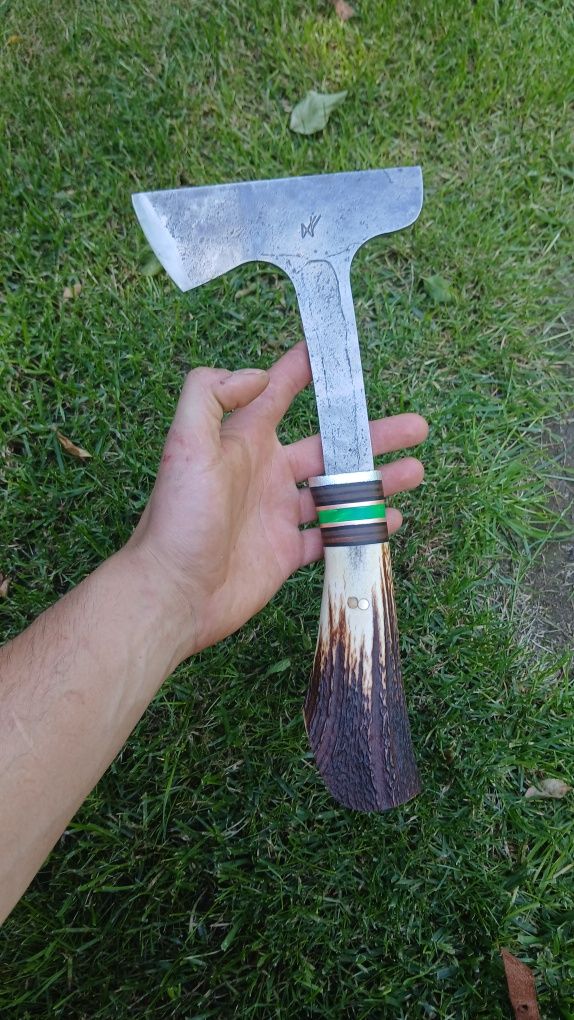 Ręcznie wykuty tomahawk Scagel. Toporek do lasu. Siekierka bushcraft