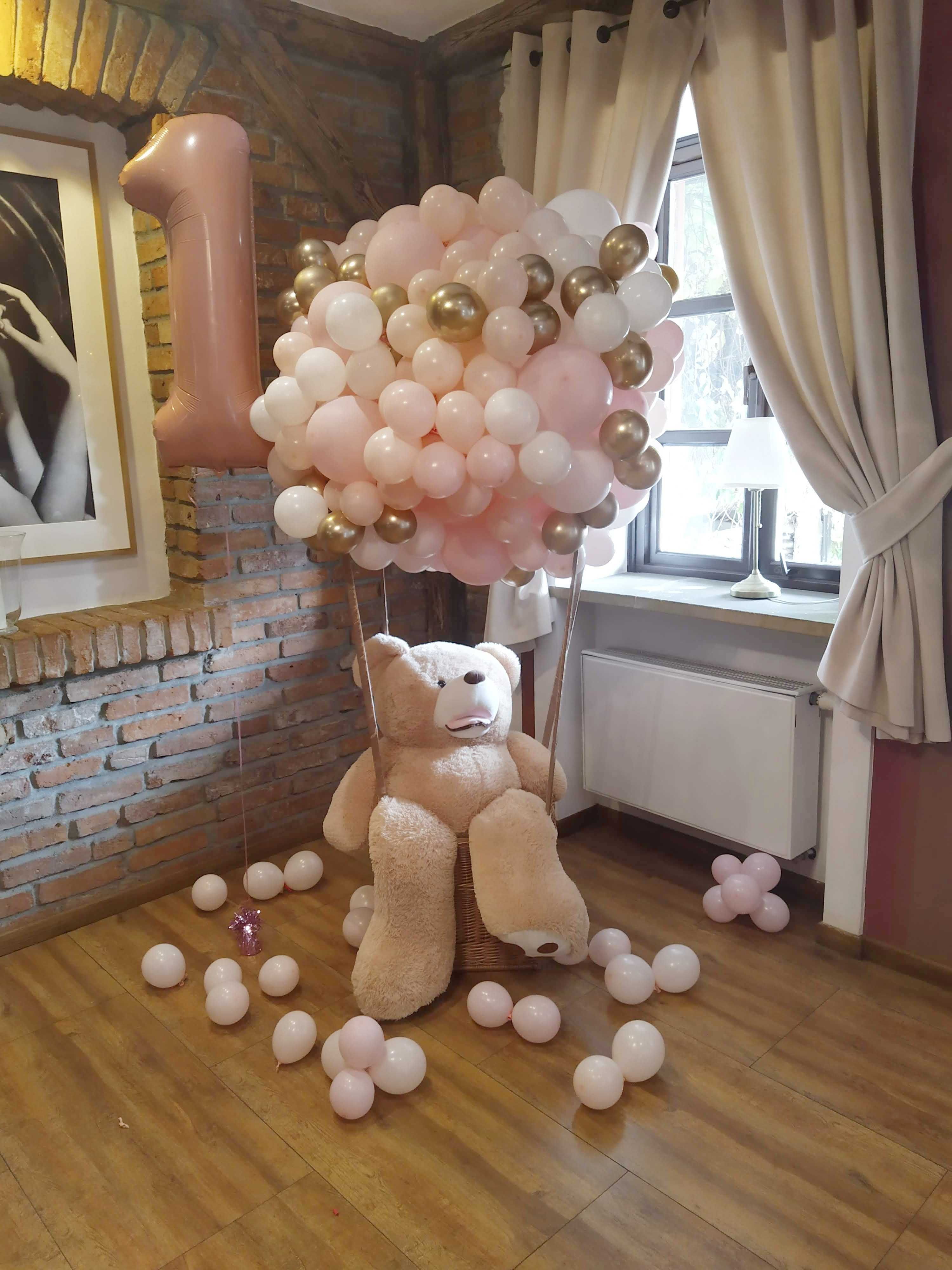 Balony dekoracje z balonów miś w koszu ścianka chrzest roczek komunia