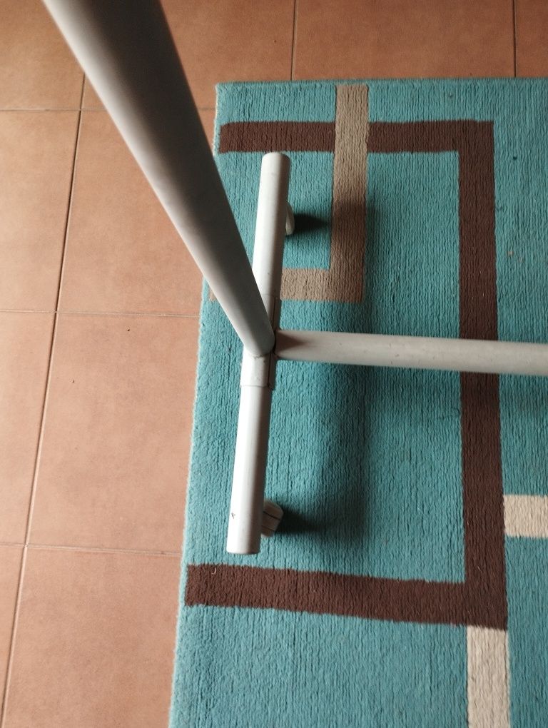 Suporte cabide em ferro com rodas